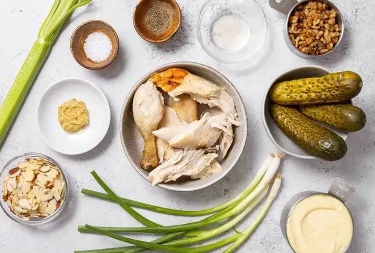 سالاد مرغ؛ سرشار از پروتئین و مغزها + روش تهیه