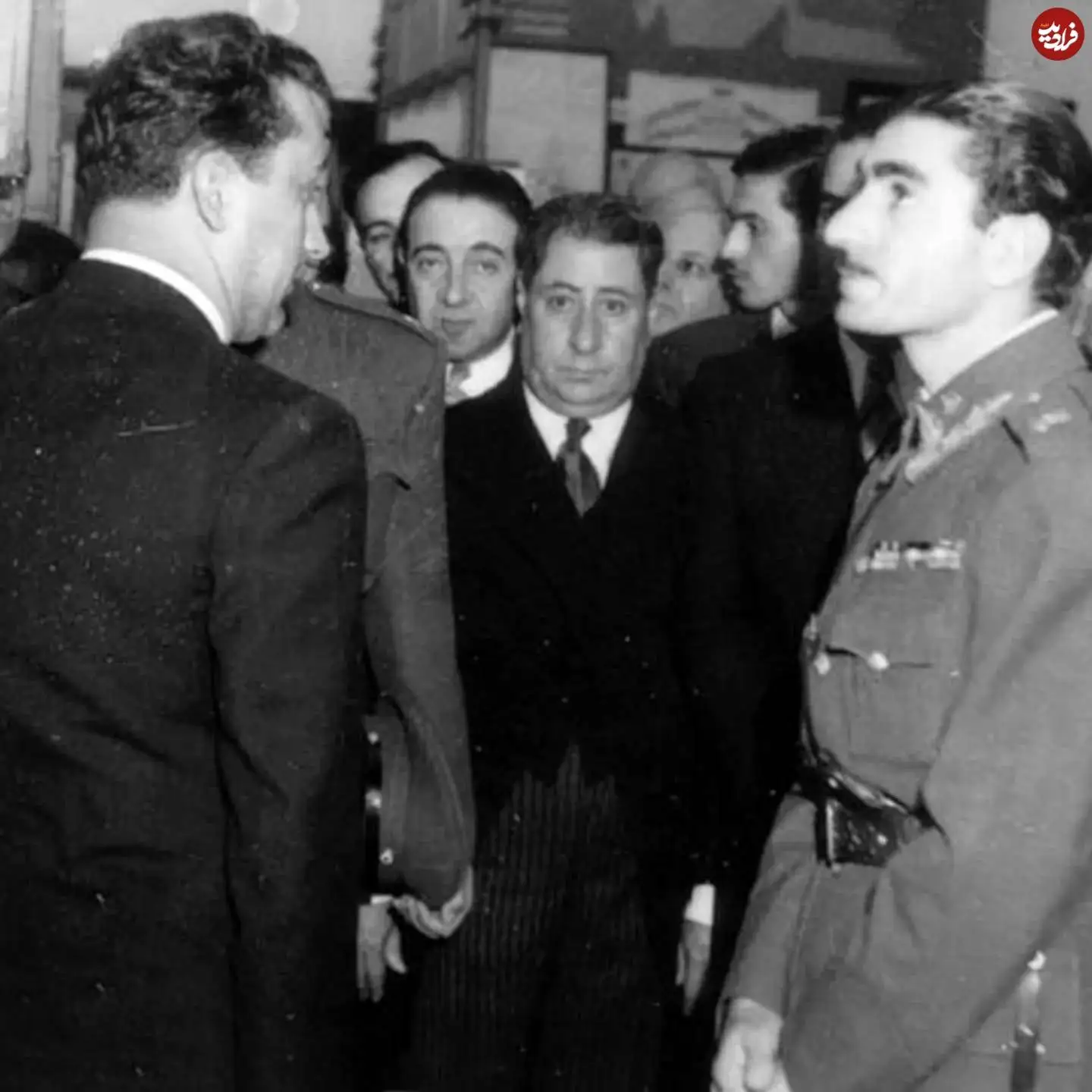 عکس| سفر در زمان؛ «محمدرضا پهلوی» با سبیل و در جریان یک بازدید؛ دهه 20