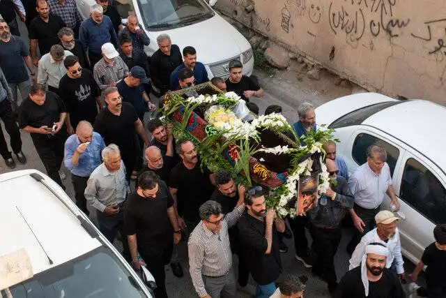 عکس؛ پیکر ایرج صغیری بر دوش بازیگران «قلندرخونه» بدرقه شد