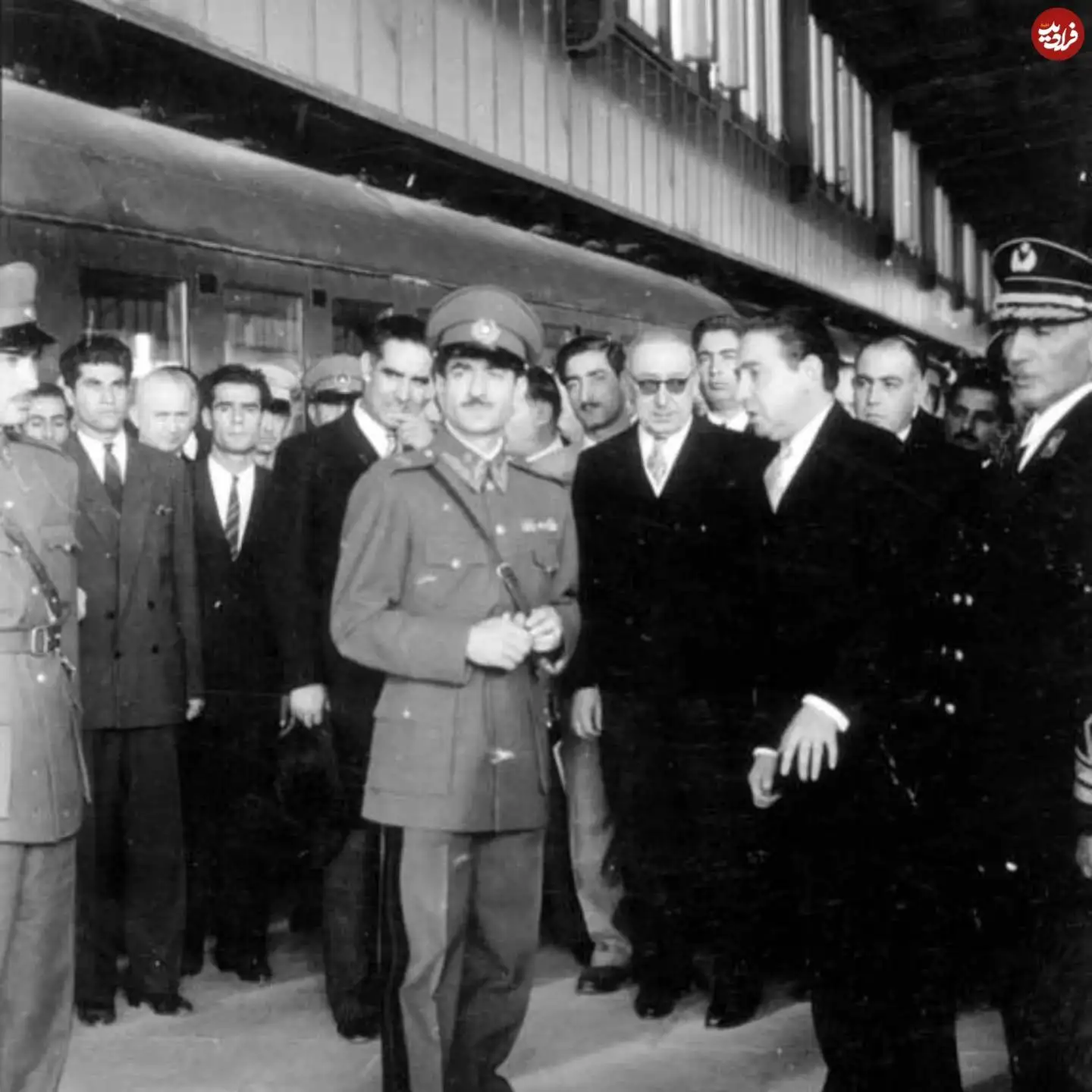 عکس| سفر در زمان؛ «محمدرضا پهلوی» با سبیل و در جریان یک بازدید؛ دهه 20