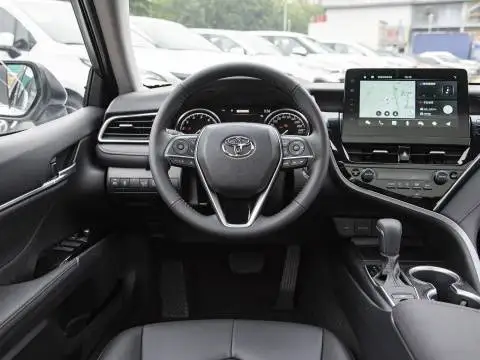 چرا تویوتا کمری پس از چهار دهه هنوز بهترین انتخاب است؟