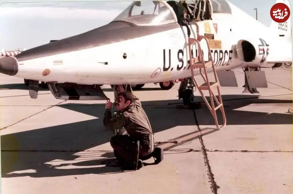 عکس| سفر در زمان؛ «غلامرضا جمالی» خلبان f-5 در حال بررسی جنگنده آموزشی اش در آمریکا؛ سال 56