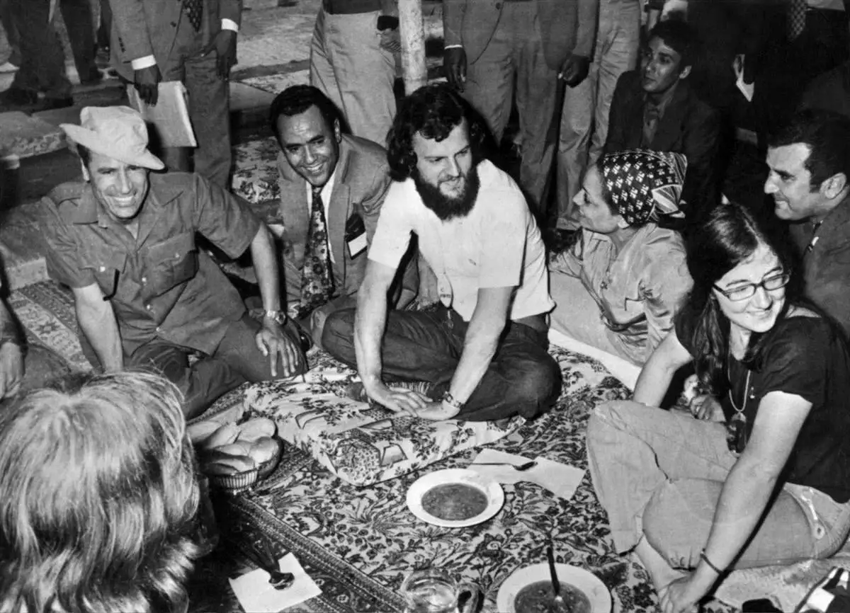 عکس؛ سفر در زمان؛ لیبی، 1973؛ سرهنگ معمر قذافی همراه با «هیپی های» بریتانیایی