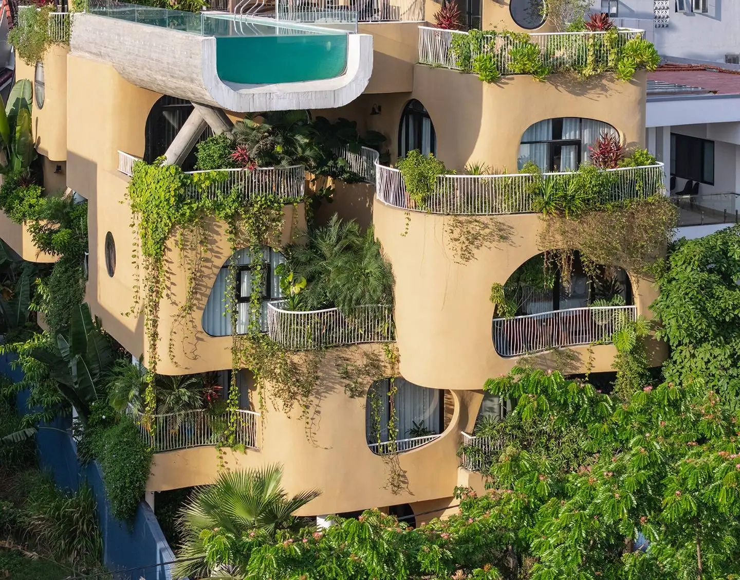 تصاویر؛ معماری منحصربه فرد خانه ای با «استخر معلق»