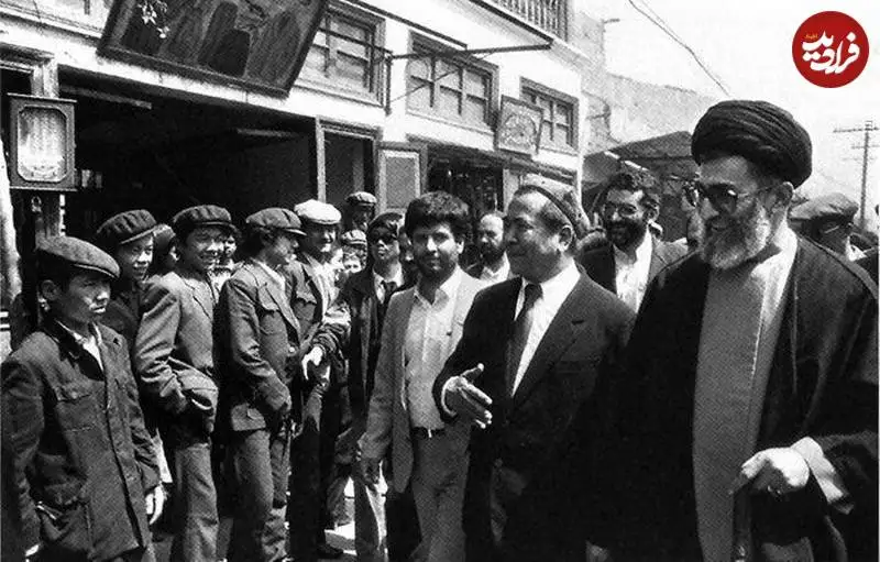 عکس| سفر به تاریخ؛ «رهبر انقلاب» در حال قدم زدن در خیابانی در کشور چین؛ سال 1368