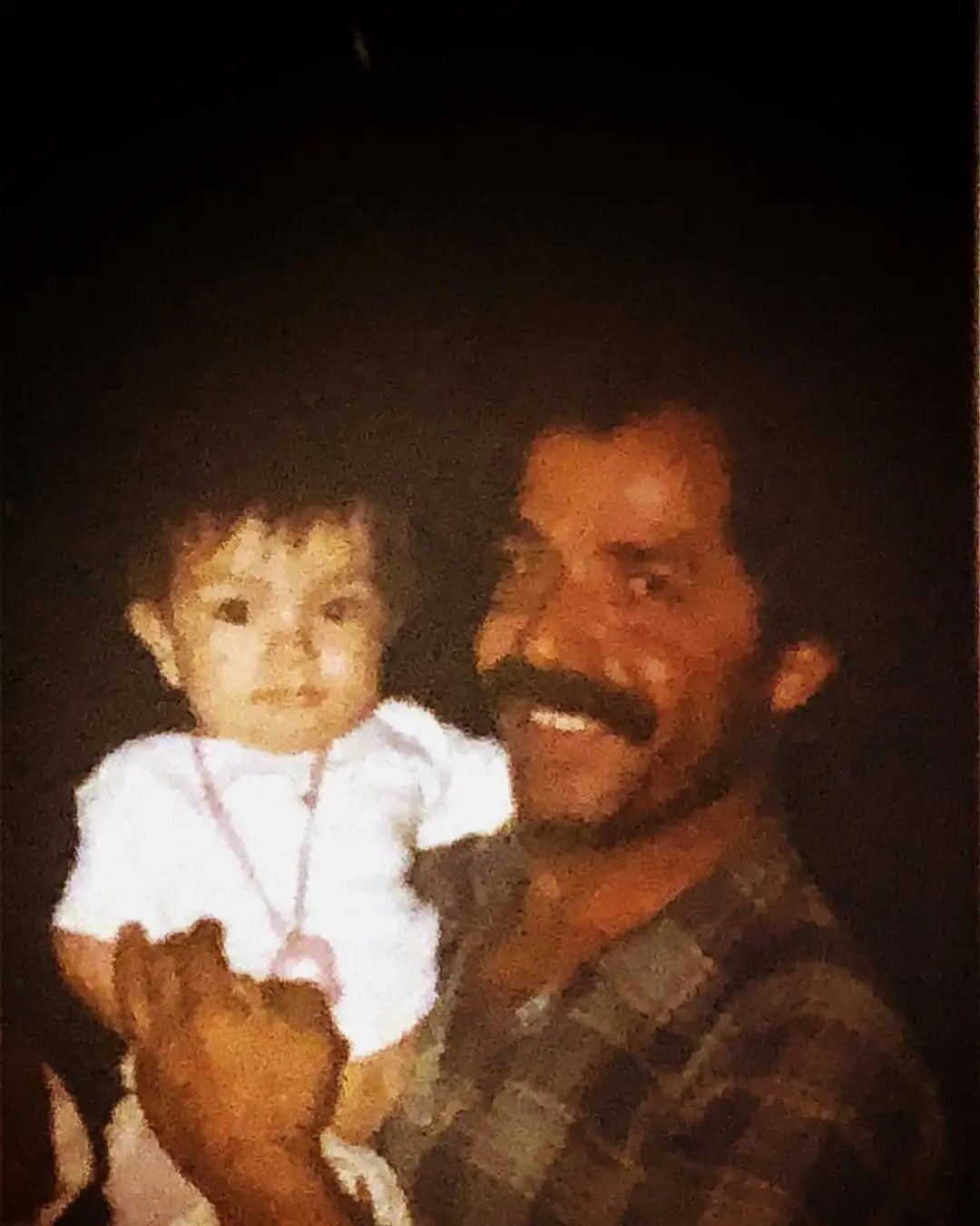 عکس؛ عباس جمشیدی فر در آغوش پدرش در ایام کودکی