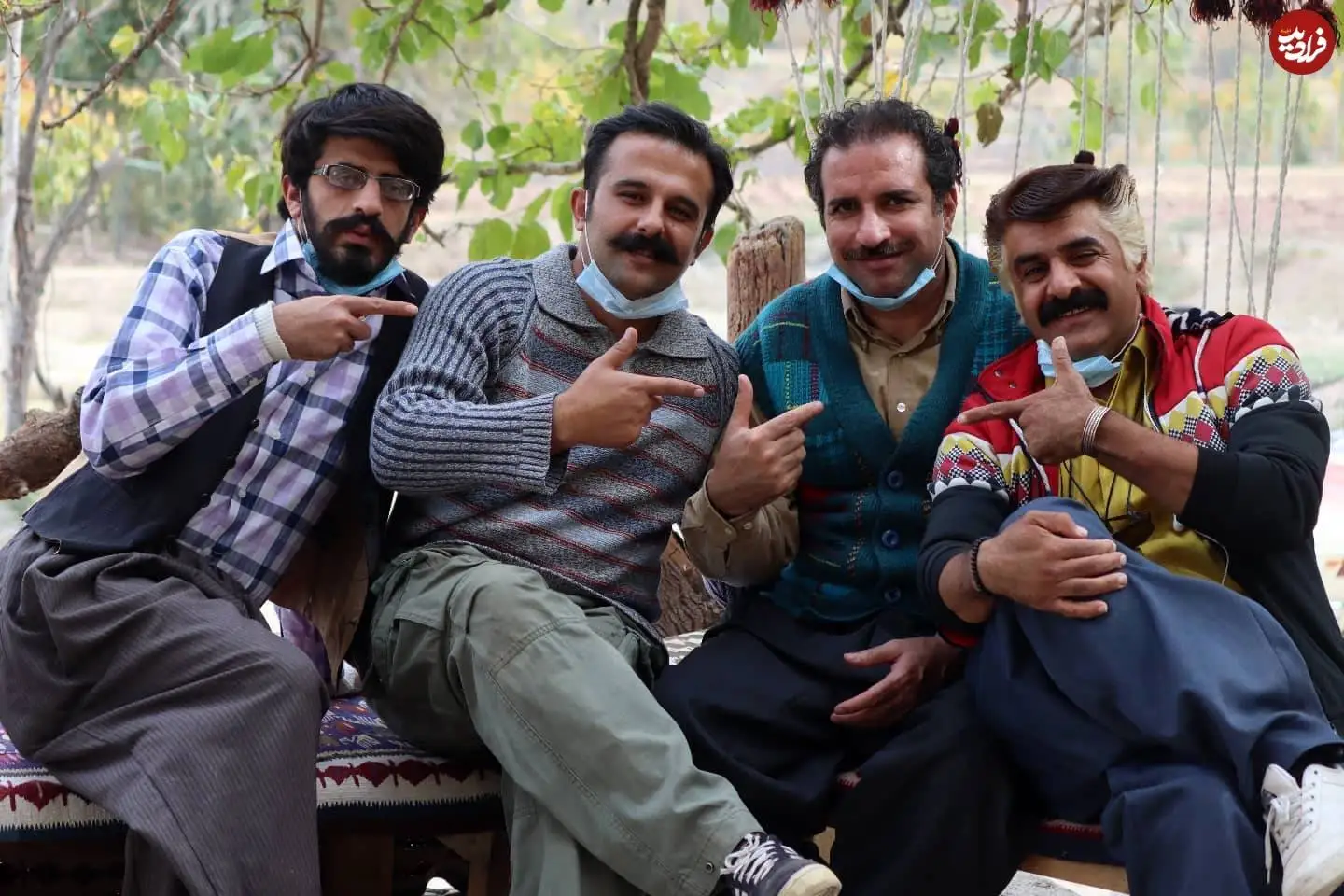 عکس| سفر در زمان؛ «اوس غلام، افشین، وحید و سیروس» در پشت صحنه سریال نون خ؛ سال 1400