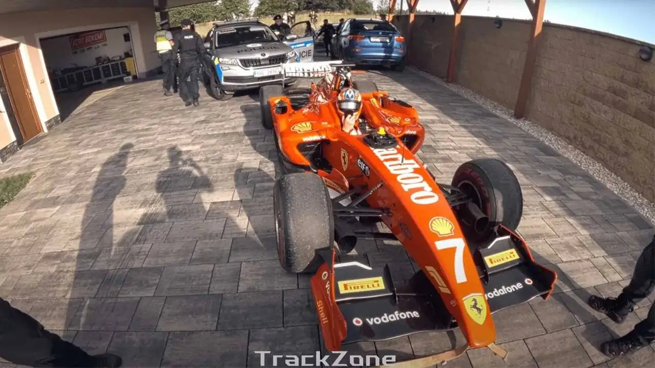 عکس؛ دستگیری مردی که شش سال با خودروی فرمول یک در جاده ها رانندگی می کرد!