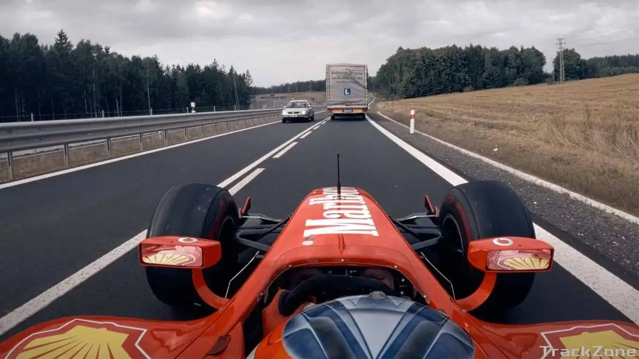 عکس؛ دستگیری مردی که شش سال با خودروی فرمول یک در جاده ها رانندگی می کرد!