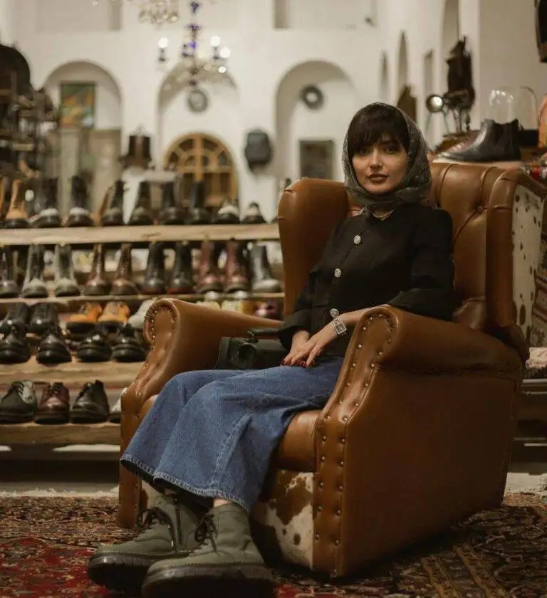 عکس؛ تصویری از بازیگر خوش چهره سریال شغال در یک کفش فروشی خاص