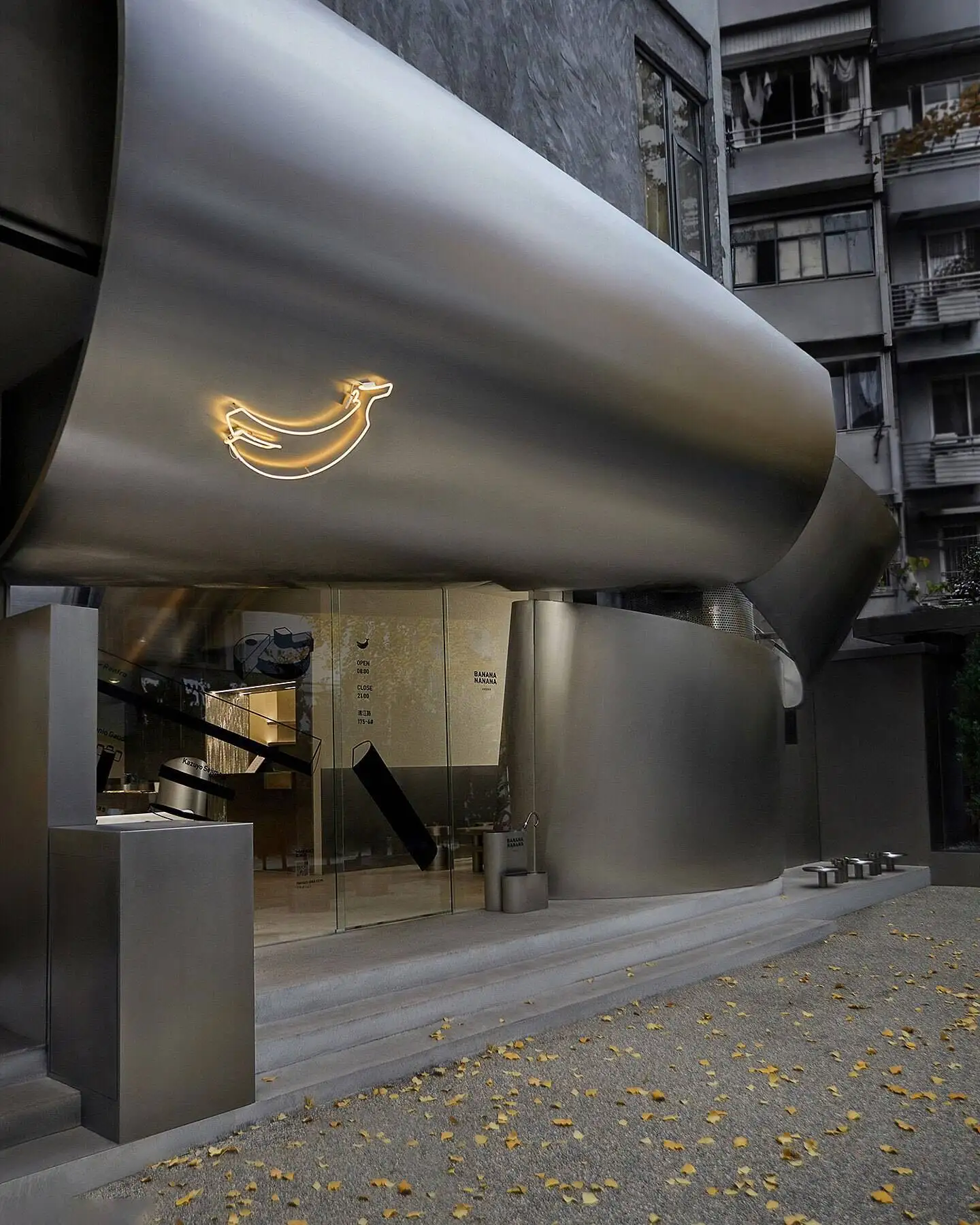 تصاویر| از لاشه هواپیما تا کافه 