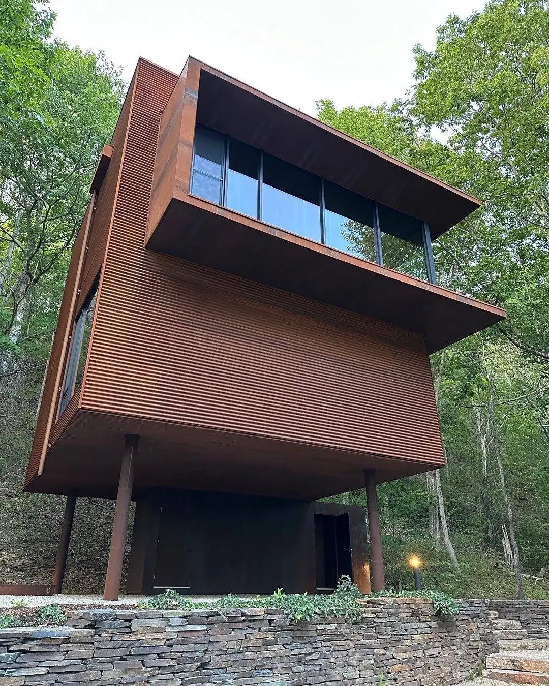 تصاویر| تجربه ای متفاوت از معماری؛ کلبه ای در جنگل های بلوط کانادا 