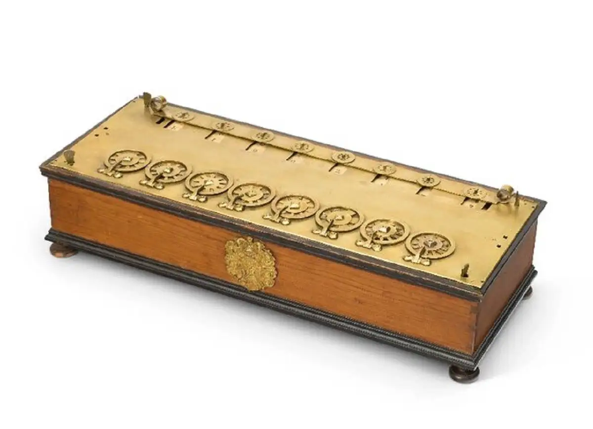 عکس| حراج نخستین ماشین حساب جهان