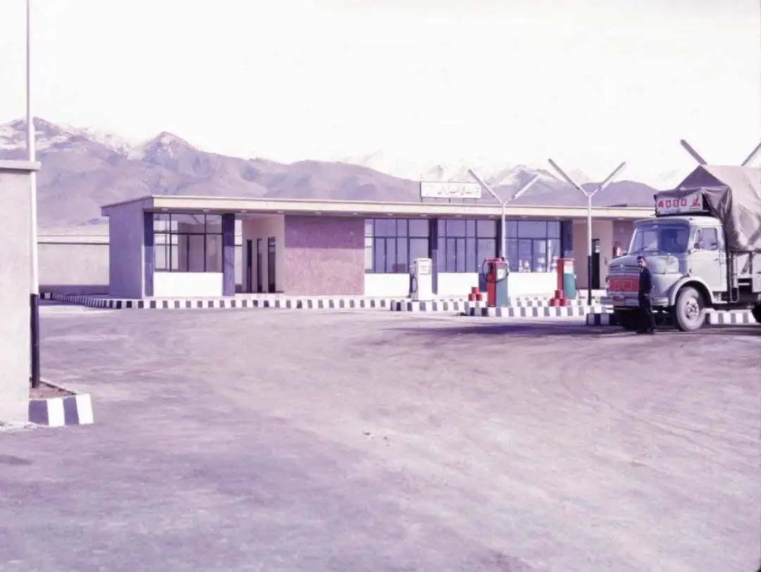 عکس؛ سفر در زمان؛ پمپ بنزینی در آبیک قزوین در سال 1347