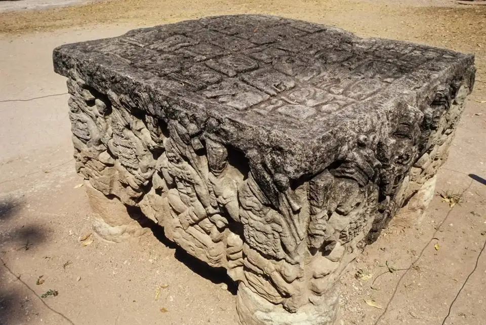 حکاکی 1300 ساله ای که در آن احتمالا از «زبان اشاره» استفاده شده است
