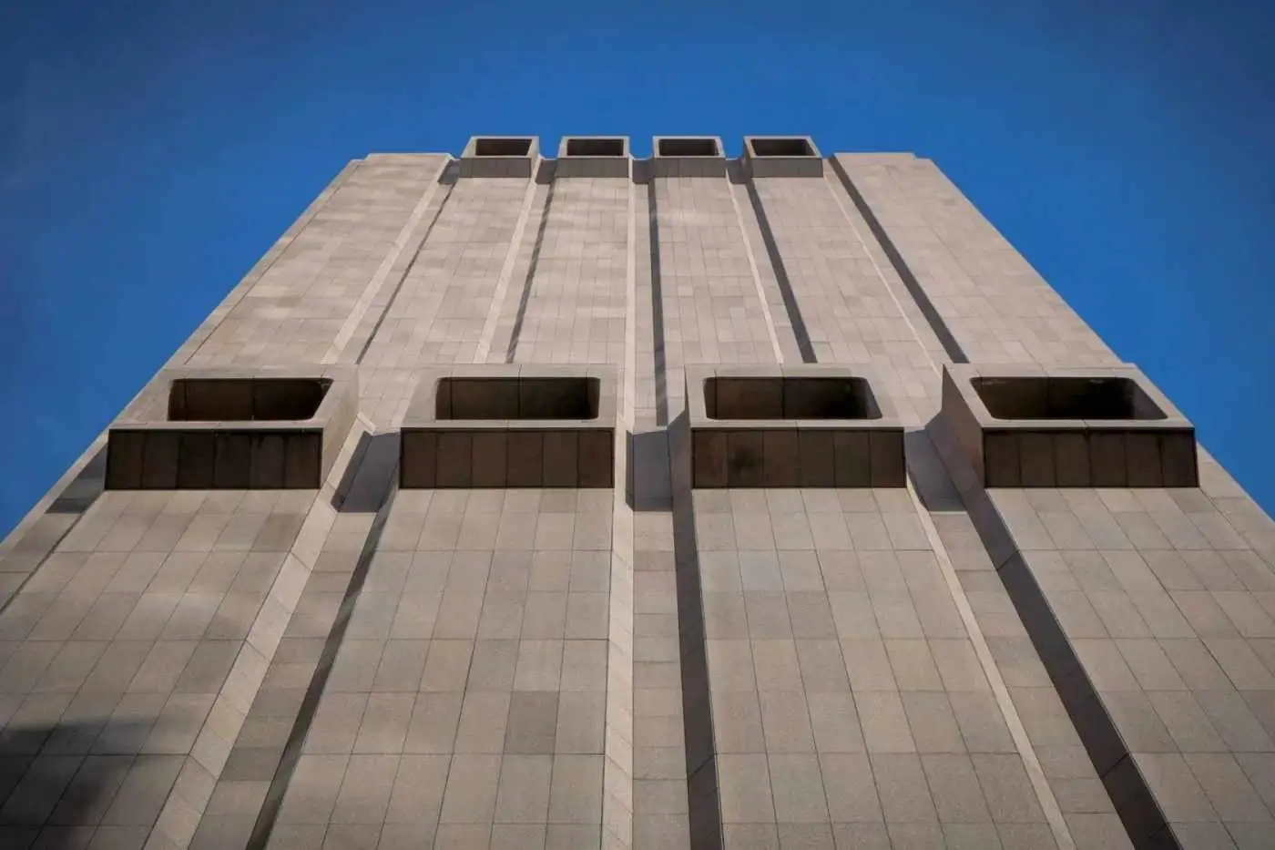 تصاویر| چرا این آسمان خراش مرموز در نیویورک حتی یک پنجره هم ندارد؟ 