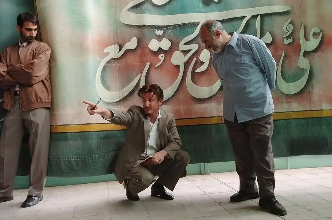 عکس؛ سفر در زمان؛ شان پن در حاشیه   نماز جمعه تهران – خرداد 1384