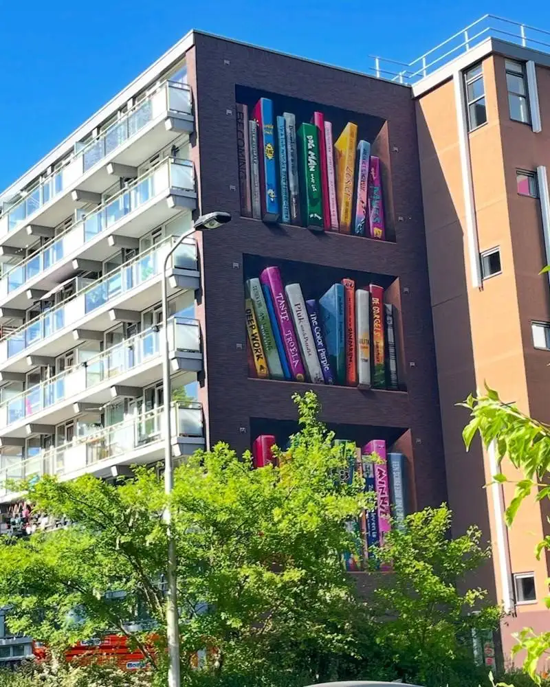 تصاویر؛ هنر خیابانی؛ خلاقیت نقاش هلندی که آپارتمان ها را به «کتابخانه» تبدیل می کند