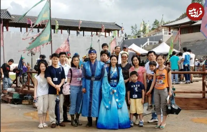 عکس| سفر به تاریخ؛ عکس یادگاری «سوسانو و تسو» با هواداران در پشت صحنه سریال «جومونگ»