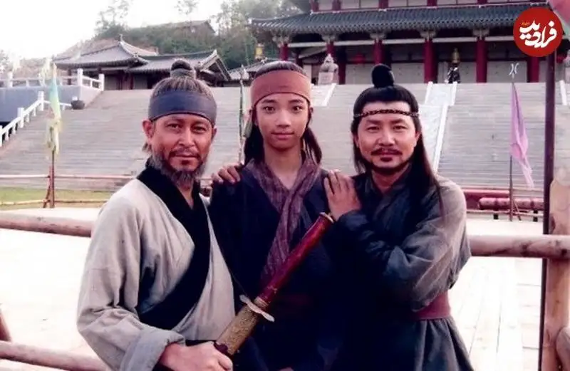 عکس| سفر به تاریخ؛ عکس یادگاری اعضای گروه «دامول» در پشت صحنه سریال «جومونگ»