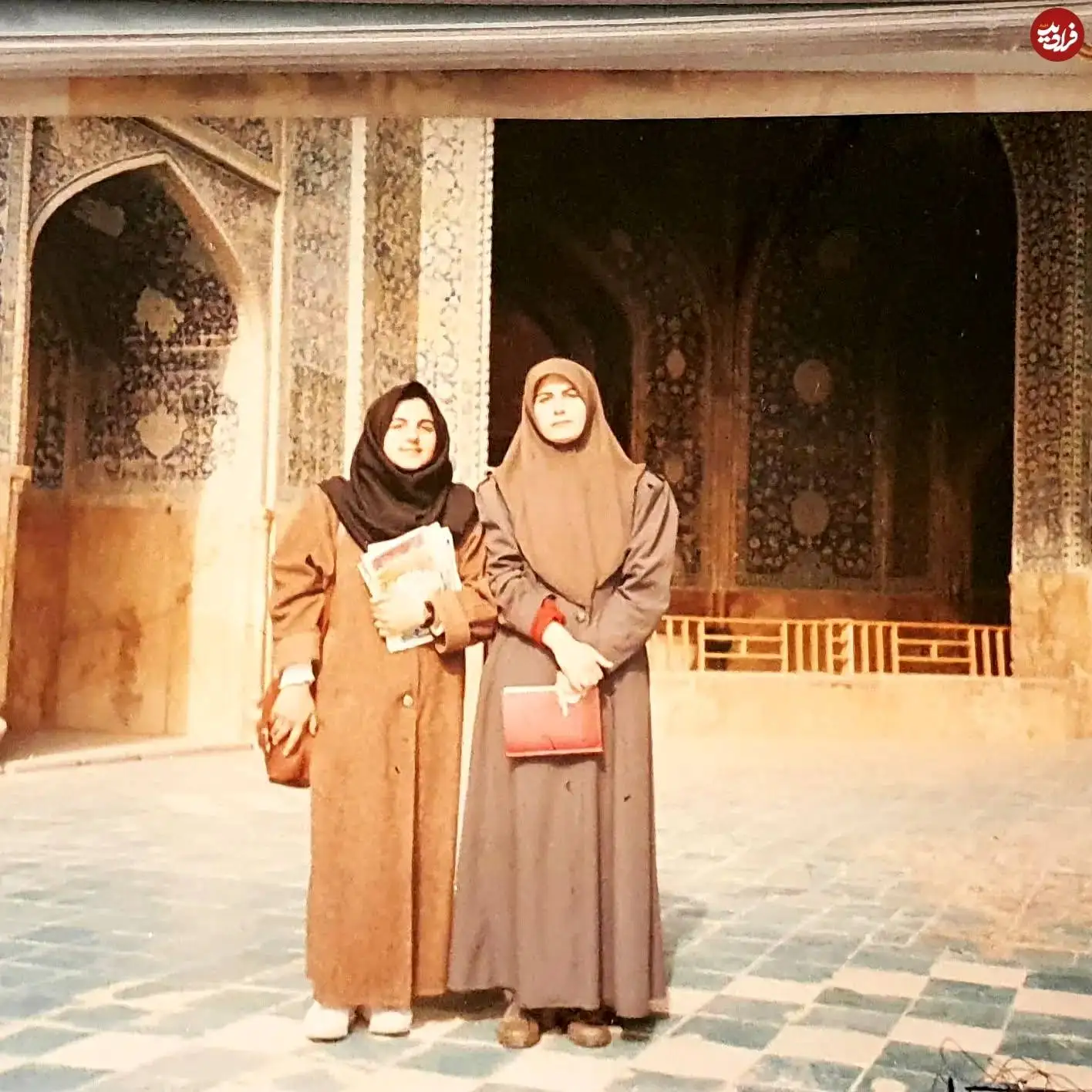 عکس| سفر در زمان؛ «گیتی خامنه» مجری مشهور تلویزیون در میدان نقش جهان اصفهان؛ سال 73