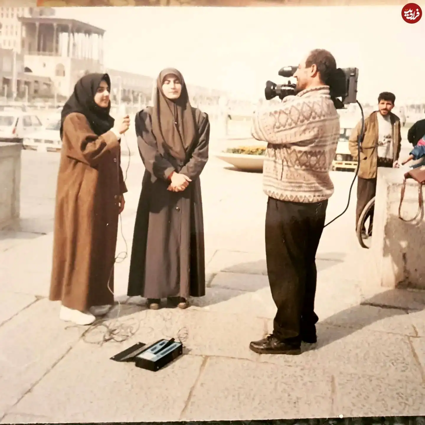 عکس| سفر در زمان؛ «گیتی خامنه» مجری مشهور تلویزیون در میدان نقش جهان اصفهان؛ سال 73