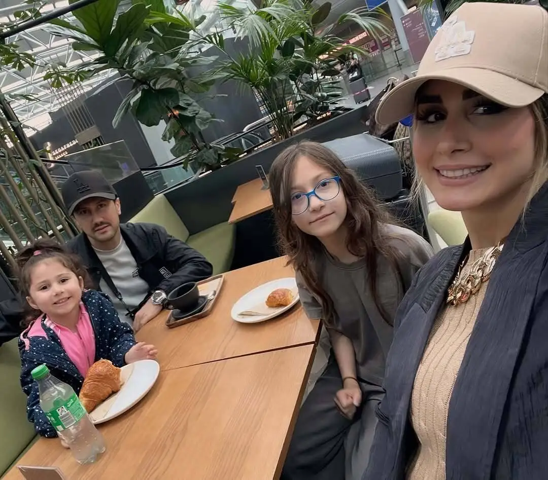 عکس؛ همسر شاهرخ استخری با انتشار عکس خانوادگی: «نذاریم حسرت شه»