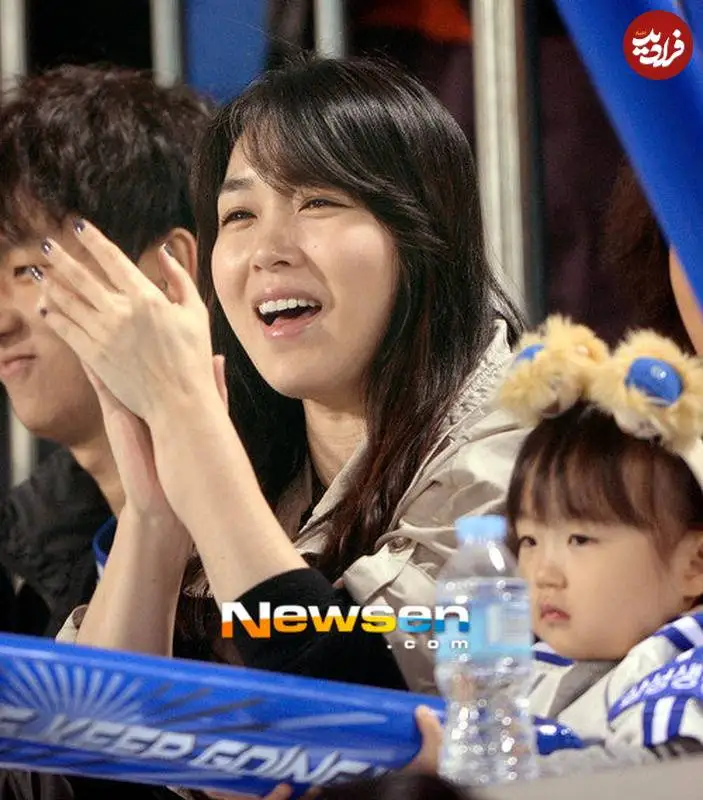 عکس| سفر زمان؛ «مودونگ، ندیمه بانو یوها» (سریال جومونگ) در حال تشویق شوهرش در ورزشگاه