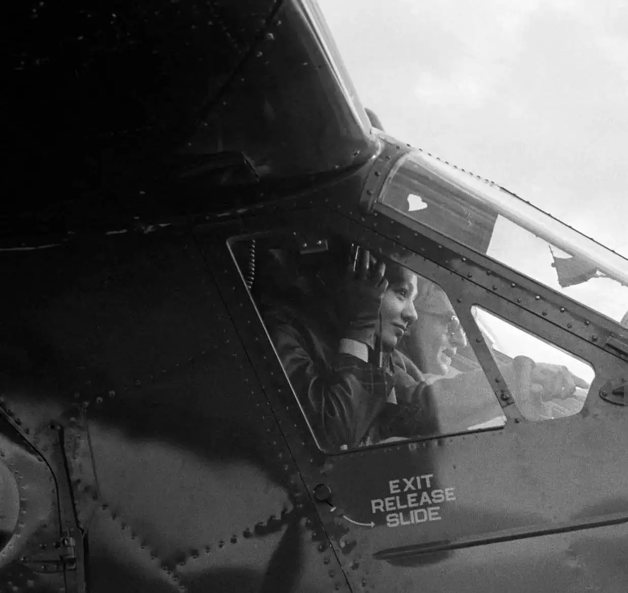 عکس؛ سفر در زمان؛ محمدرضا پهلوی در حال پرواز با یک هواپیمای ملخی سال 38