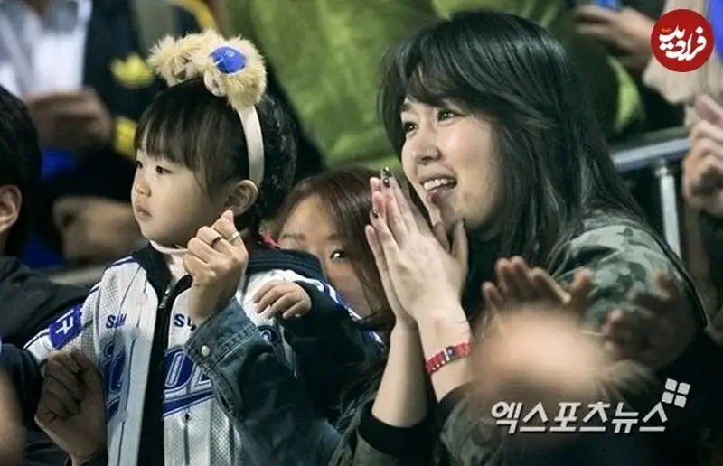 عکس| سفر زمان؛ «مودونگ، ندیمه بانو یوها» (سریال جومونگ) در حال تشویق شوهرش در ورزشگاه