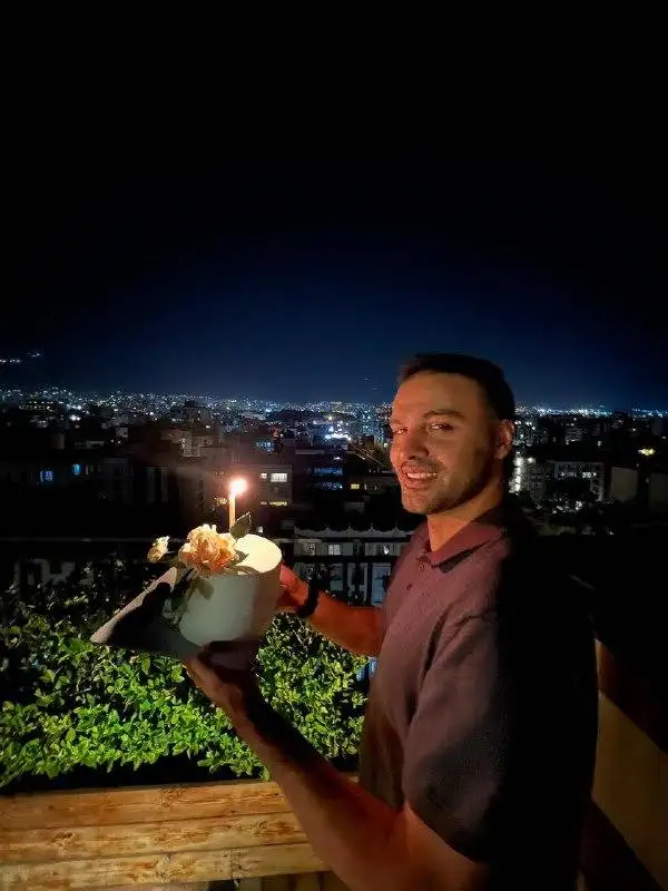 عکس؛ جشن تولد خودمانی امیرِ سریال «دلدادگان» در روف گاردن