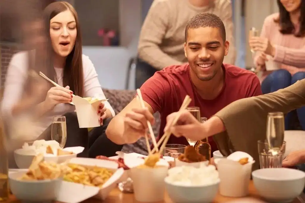 5 الگوی پرخوری و راه های مدیریت آن؛ از پرخوری لذت محور تا ریزه خواری ناشی از استرس