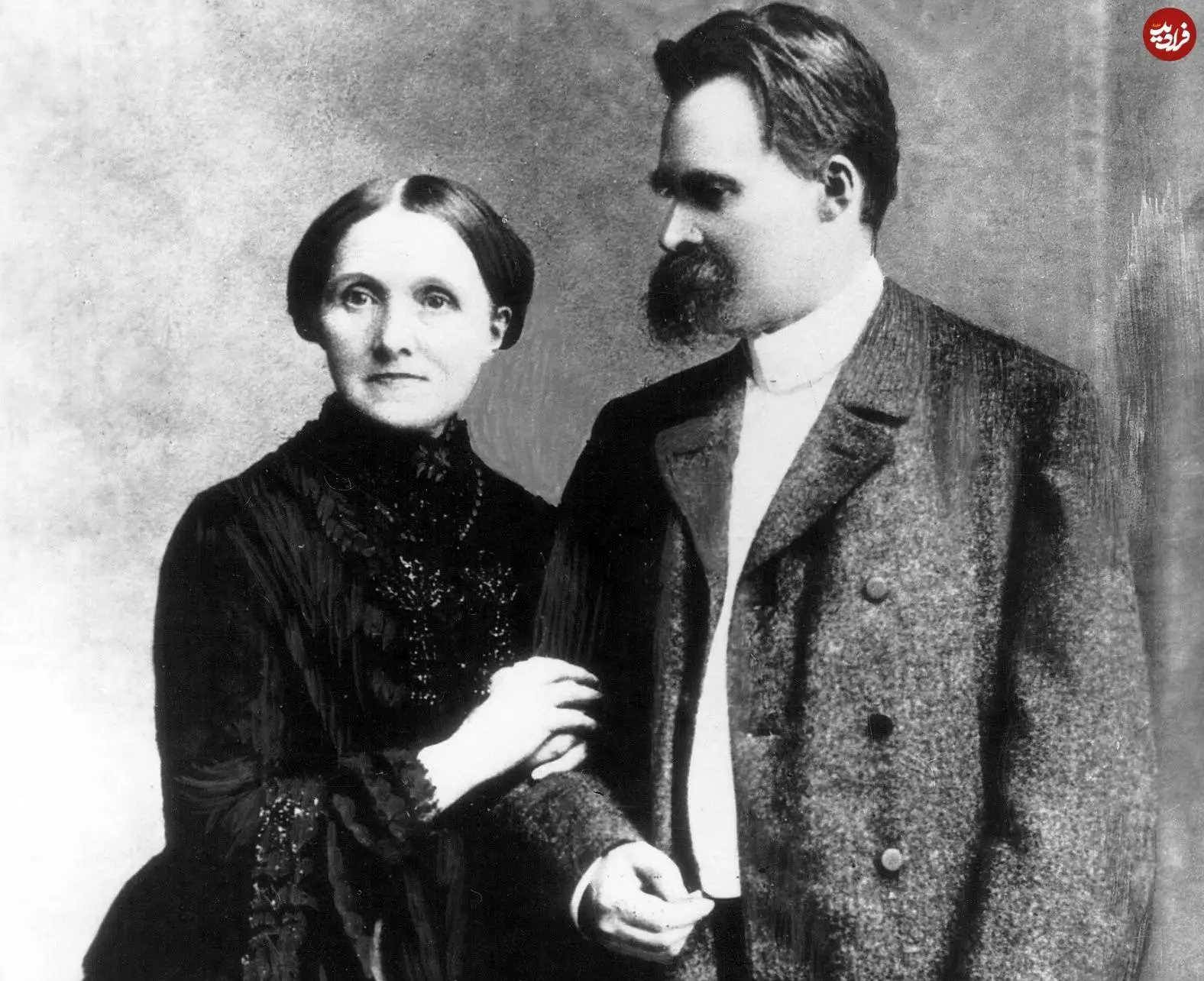 عکس؛ سفر در زمان؛ «فریدریش نیچه» در دوران جوانی و در کنار مادرش