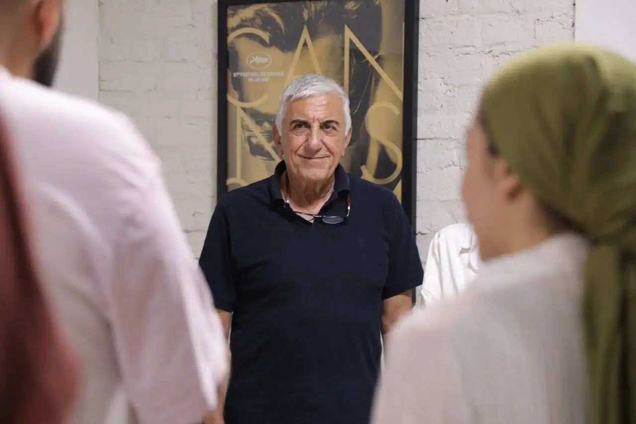 رضا کیانیان: با بازیگری بر خجالتی بودنم غلبه کردم؛ آدم ها همه خاکستری هستند