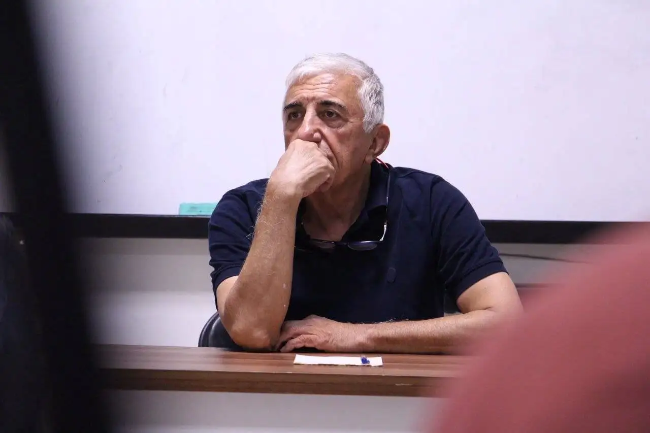 رضا کیانیان: با بازیگری بر خجالتی بودنم غلبه کردم؛ آدم ها همه خاکستری هستند