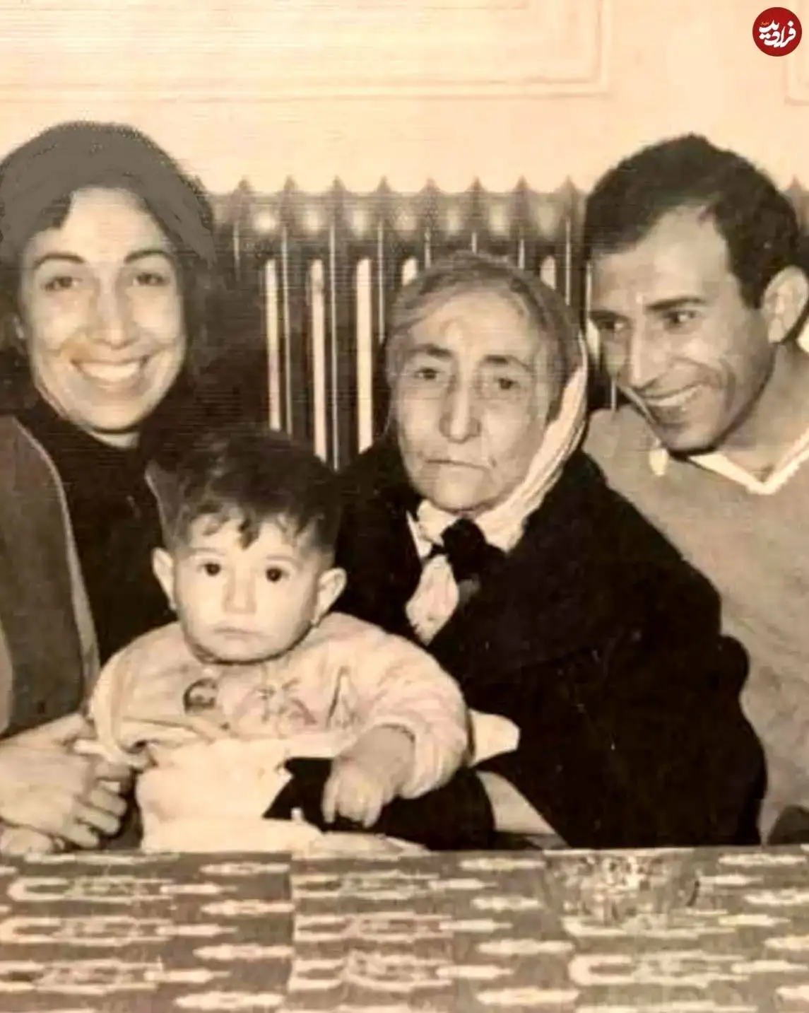 عکس| سفر در زمان؛ «آتیلا پسیانی» در کودکی و در کنار پدر، مادر و مادربزرگ اش؛ دهه 30