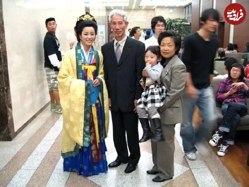عکس| سفر به تاریخ؛ عکس یادگاری «مادر تسو» با هواداران در پشت صحنه سریال «جومونگ»