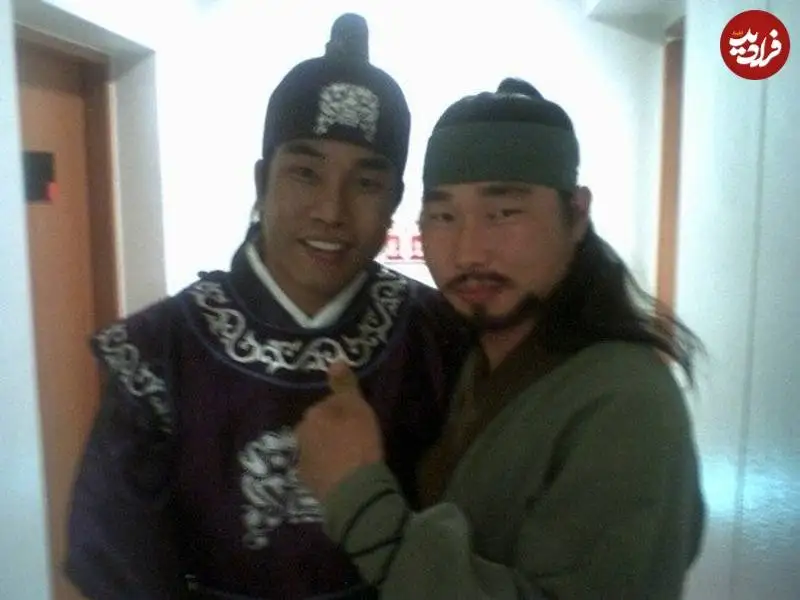 عکس| سفر به تاریخ؛ عکس یادگاری «نارو» در پشت صحنه سریال «جومونگ»