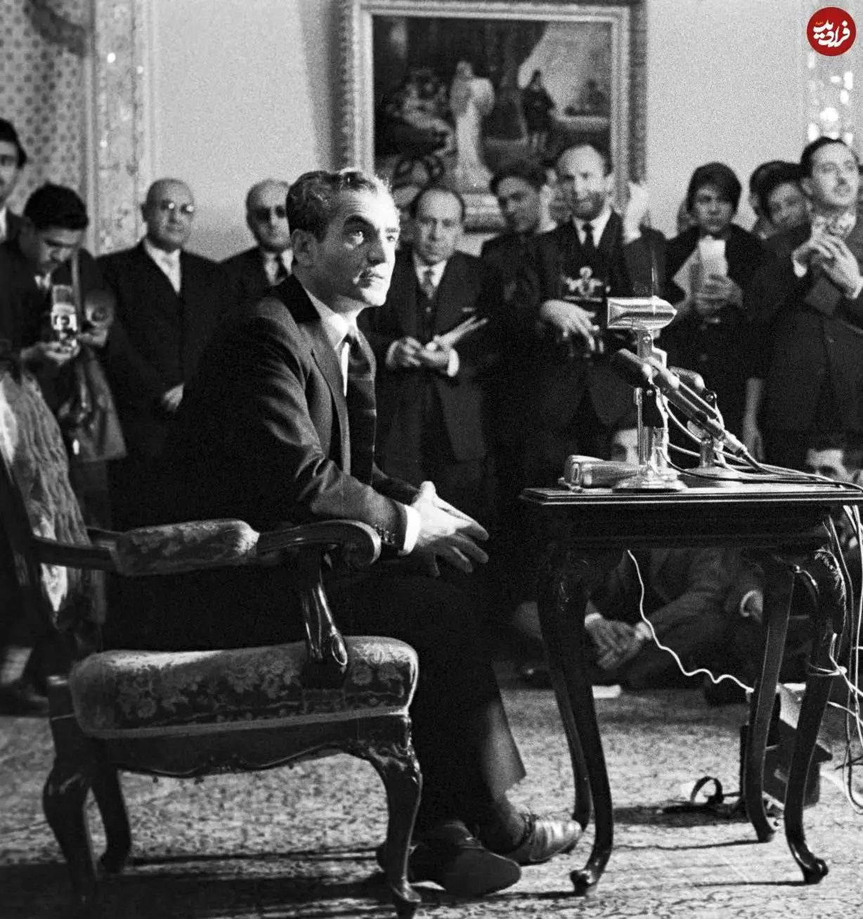 عکس| سفر در زمان؛ «محمدرضا پهلوی» در یک کنفرانس مطبوعاتی در روز ازدواج سوم اش؛ سال 1338