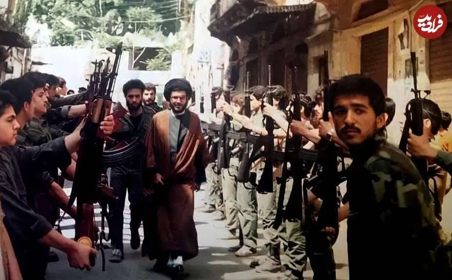 عکس| سفر در زمان؛ «سیدحسن نصرالله» در حال سان دیدن از نیروهای حزب الله؛ دهه 60