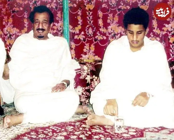 عکس| سفر در زمان؛ «محمد بن سلمان» با لباس احرام در نوجوانی و در کنار پدرش؛ دهه 70