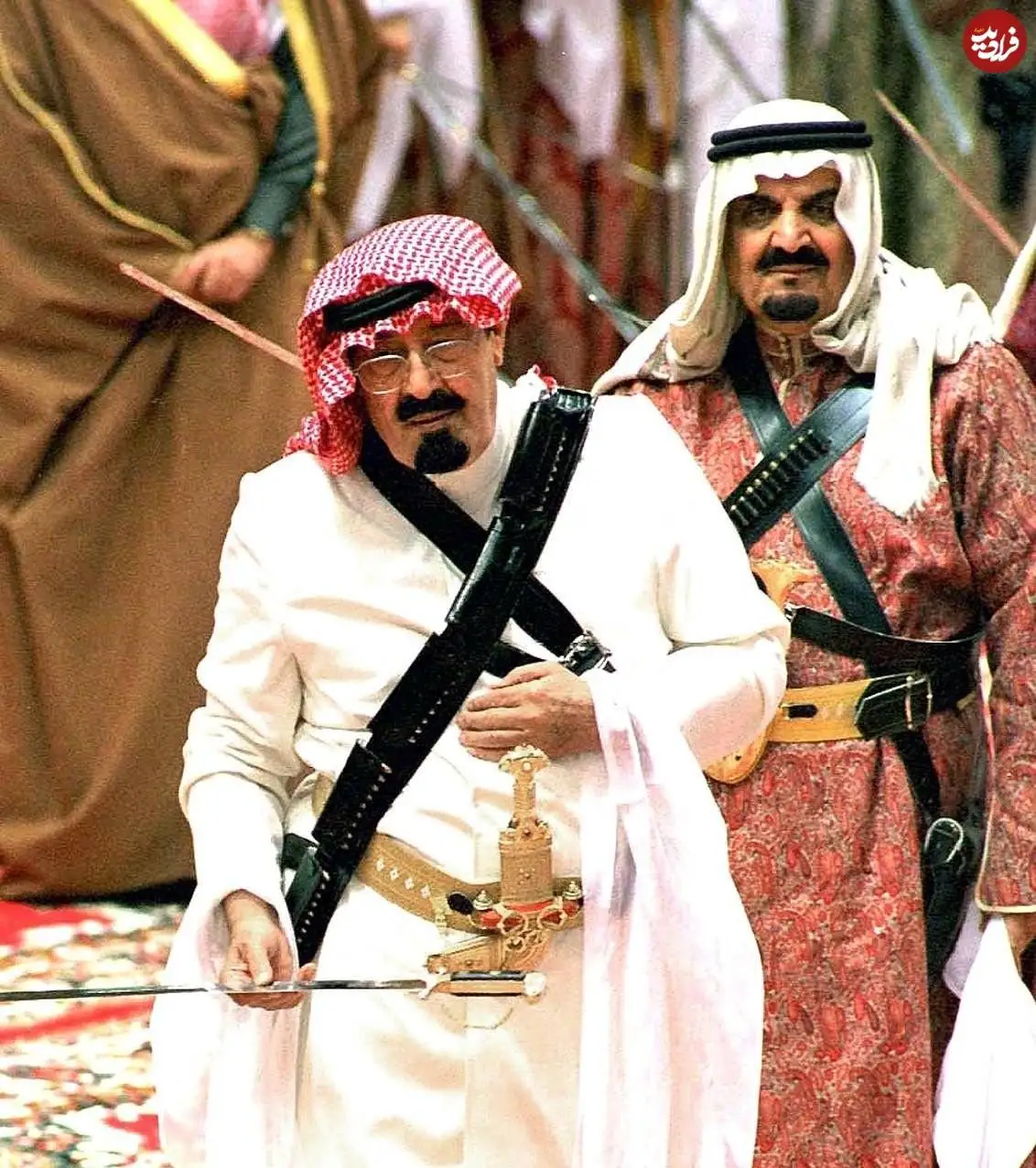 عکس| سفر در تاریخ؛ «ملک عبدالله، پادشاه ششم عربستان» در حال رقص شمشیر؛ سال 1377
