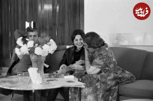 عکس| سفر در زمان؛ «محمدرضا پهلوی» در کنار همسر سوم و مادرش؛ سال 1338