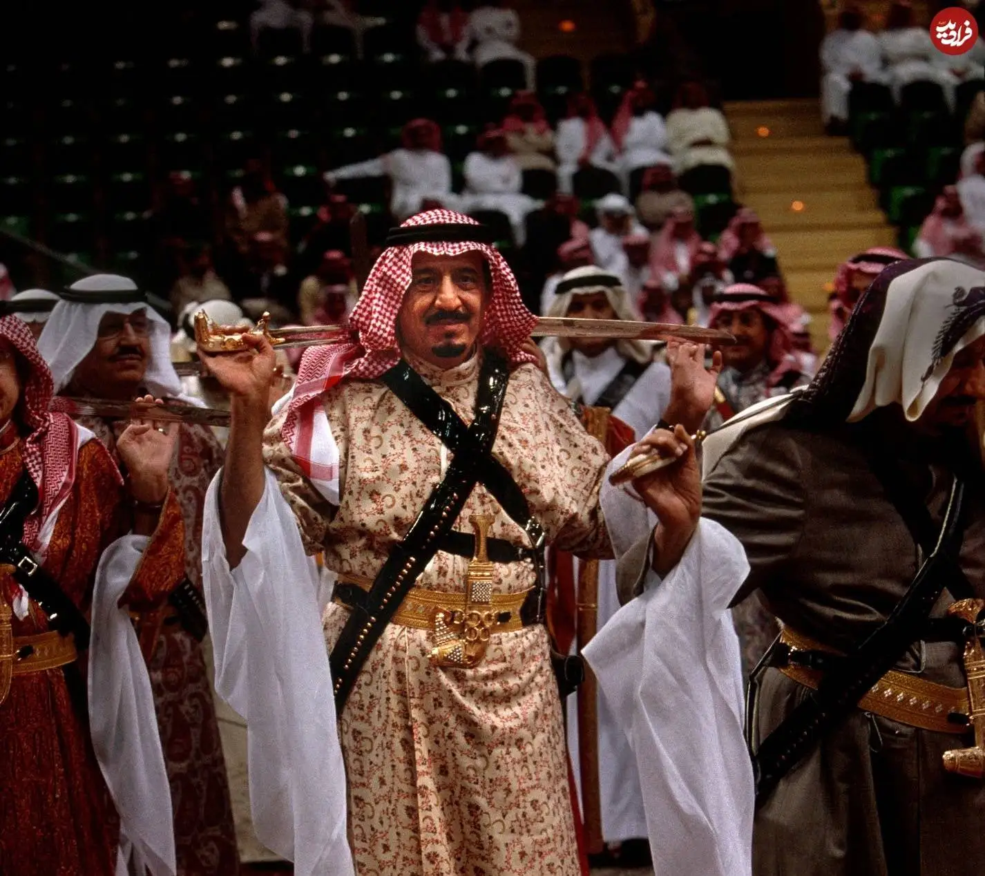عکس؛ سفر در زمان؛ «ملک سلمان، پادشاه عربستان» در حال رقص شمشیر؛ سال 1381