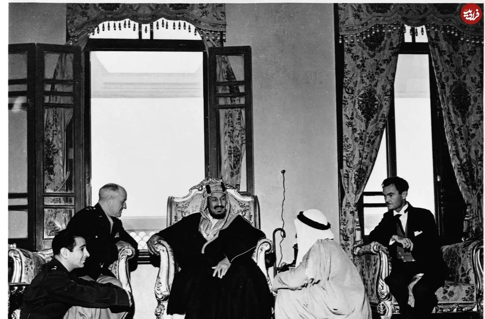 عکس| سفر در زمان؛ دیدار «افسران ارتش آمریکا با ملک عبدالعزیز، پادشاه اول عربستان»؛ سال 1323