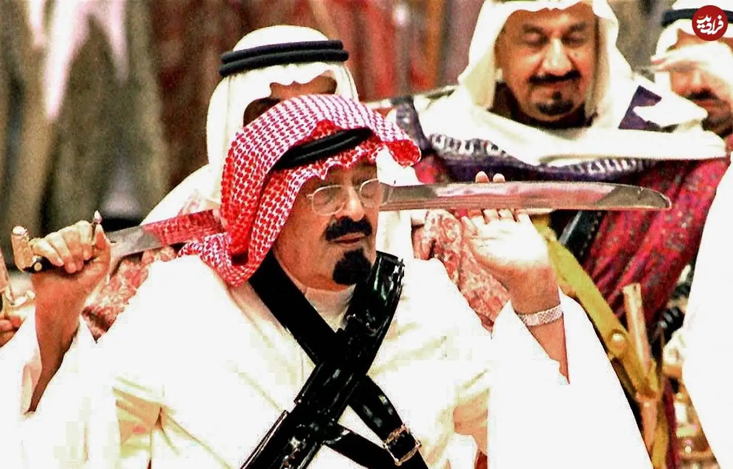 عکس| سفر در تاریخ؛ «ملک عبدالله، پادشاه ششم عربستان» در حال رقص شمشیر؛ سال 1377