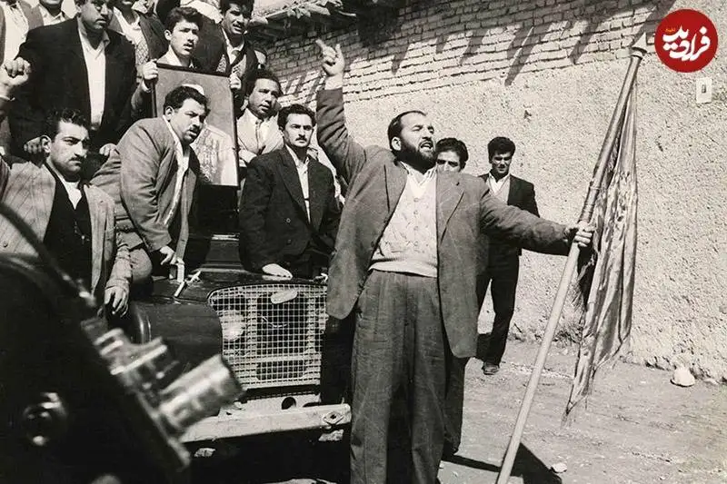 عکس| سفر در زمان؛ «شعبون بی مخ» به همراه دار و دسته اش؛ بهمن  1332