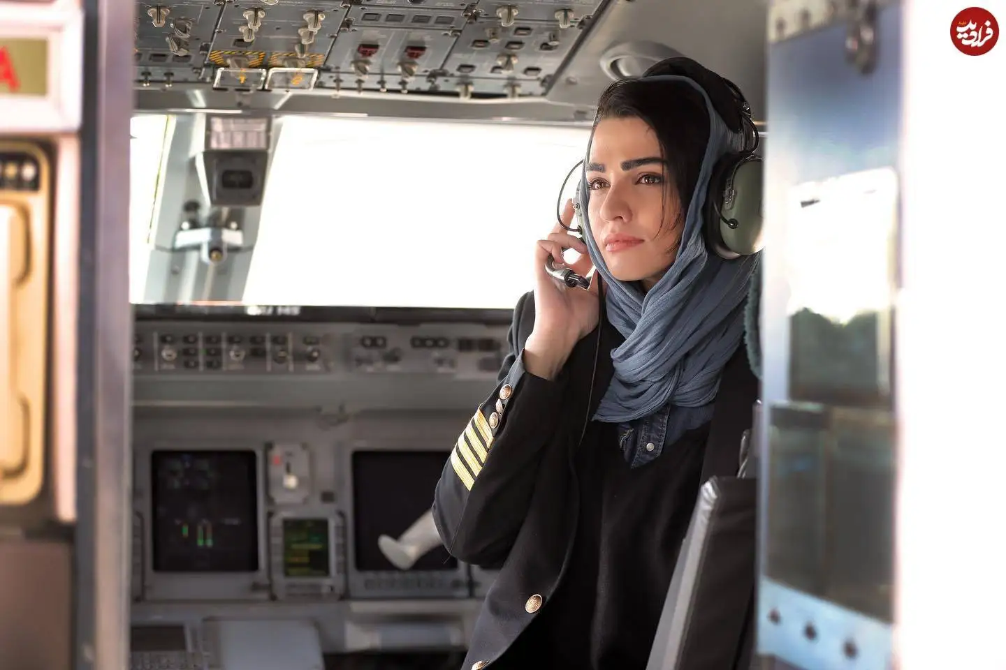عکس| سفر در زمان؛ «شیوا» سریال بچه مهندس 4 با لباس خلبانی در کابین هواپیما؛ سال 1400