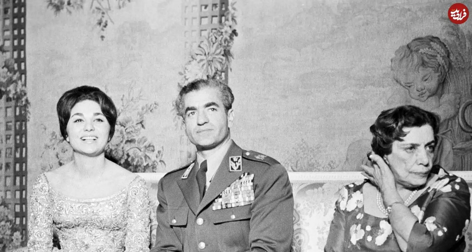عکس| سفر در زمان؛ «همسر دوم رضاخان» در مراسم نامزدی «محمدرضا پهلوی و فرح»؛ سال 1338