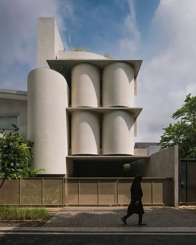 تصاویر؛ بازی انحناها در بتن: معماری فشرده آپارتمان های «ای بی سی» 